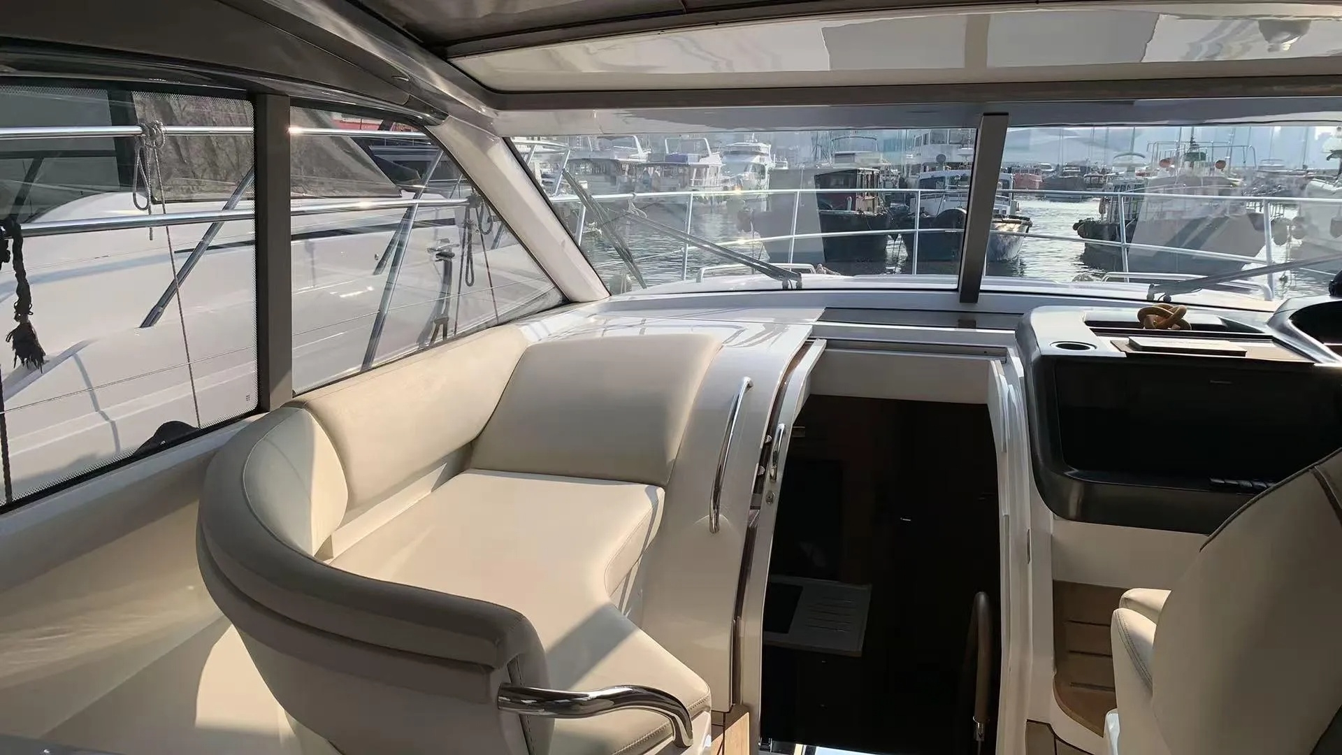 图32_第11页_yachts_JEEteRKqbZM7ud7n1iqfTjbAymn2_pdfs_OfSgkIxTTSbbqFurJBs2_zh-HK_Princess_V50_2020_50ft.jpg